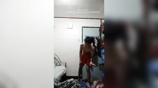 2 anh em ở nhà