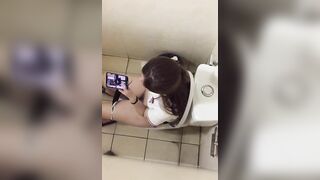 Quay lén em gái vib trong toilet thủ dâm