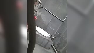 Suu tam quay lén đi đái