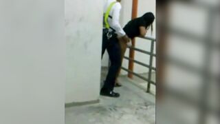 quay lén anh bảo vệ tòng teng cùng em nhân viên ngân hàng ngoài hành lang