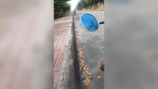 sóc lọ trước mặt em lao công