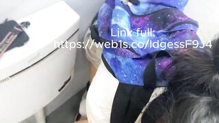 Lén địt con bạn trong nhà vệ sinh
