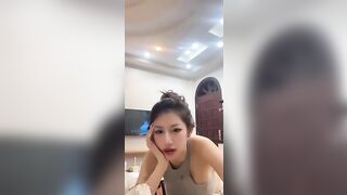 idol đang chỉnh áo ko may lộ vú đẹp