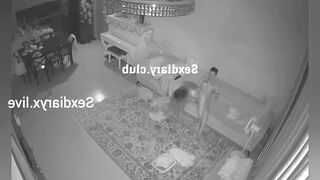 HACK CAM Chị vợ đang nằm xem sex thudam thì anh bồ đến chơi