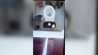 Quay lén trường cấp hai