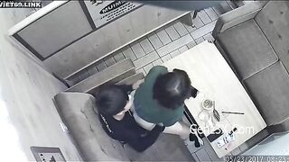 Cặp Đôi Trẻ Trong Quán Cà Phê Địt Nhau Trên Ghế