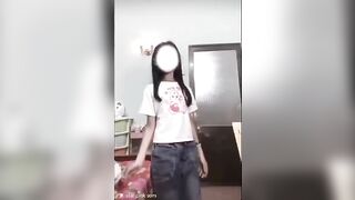 Đang nhảy thì em nó show lol