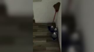 Em gái đang đi đái cứ nhảy vào quay, đuổi không đi =))