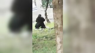 Đôi Trai Gái Địt Nhau Ở Công Viên Đông Người Qua Lại