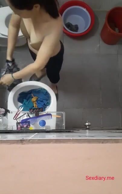 Quay lén tắm bị phát hiện