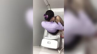 Quay lén nhà wc P11, đky kênh ib tui cho xem cơ thể nhó