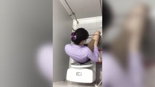 Quay lén nhà wc P11, đky kênh ib tui cho xem cơ thể nhó