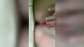 bé gái tập thủ dâm