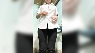 Em gái nứng lồn vào nhà tắm thủ dâm cho bớt nứng