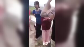 Học sinh đánh nhau lột đồ