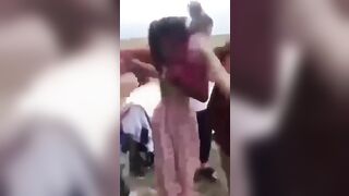 Học sinh đánh nhau lột đồ