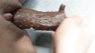 Vợ dâm nứng lồn thủ dâm với cu giả
