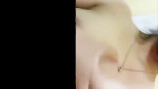 Em học sinh tắm cho ny xem