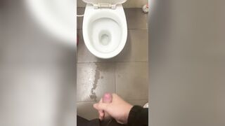 Đang đi nứng vào nhà vệ sinh sục