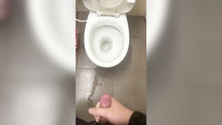 Đang đi nứng vào nhà vệ sinh sục