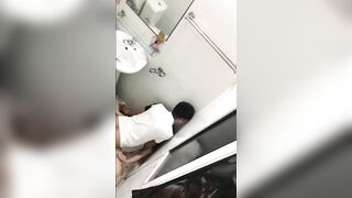 Học sinh lộ clip sex trong nhà vệ sinh trường