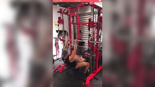 Đi tập gym vậy sao mệt được ae
