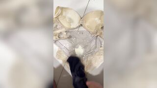 Thích bú sữa chua quần lót