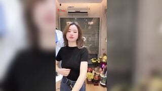 VN sự cố lộ hàng trên live stream P3