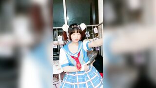 Đang live thì bị lộ vú