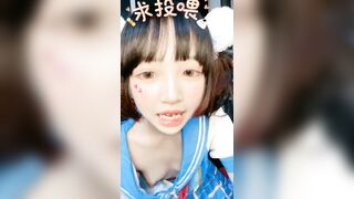 Đang live thì bị lộ vú