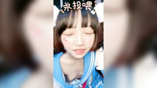 Đang live thì bị lộ vú