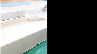 Teen châu á chơi cầu trượt nước bị lộ vú