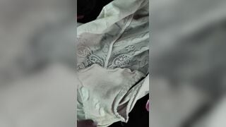 Trộm bắn tinh vào quần lót em gái