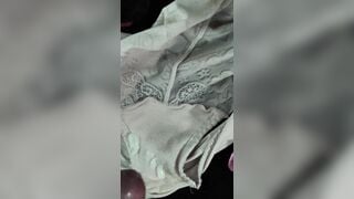 Trộm bắn tinh vào quần lót em gái