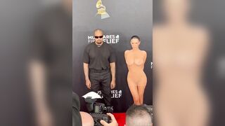 Vợ của kanye west nude trong lễ trao giải Grammy
