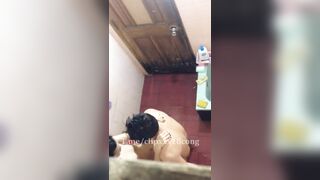 Hàng xóm quay lén đôi vợ chồng trẻ tắm chung