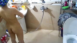 Quay lén chị gái tắm sướng