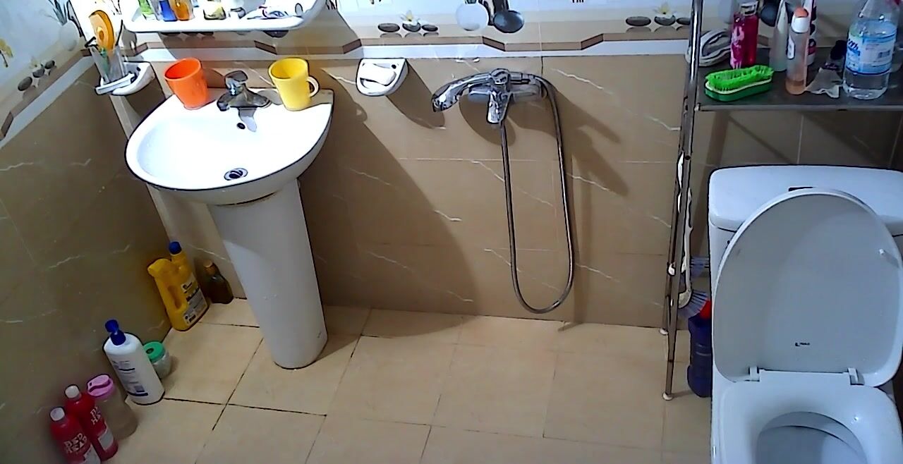 Quay lén chị gái tắm sướng