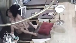 Thằng bạn đi công tác để cô vợ làm spa ngon thế này thì ~ Sex Viet