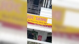Các cháu đi uống caphe không uống mà đi húp nước lồn của bạn