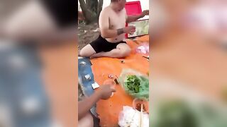 Đang nhậu lôi ra chịch trước mặt bạn bè chất chơi người dơi