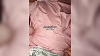 Anh ấy nhấp bé nó rên thảm thương rồi bắn tinh thẳng vô lồn bé nó 😮. Ở nhà mình chịc