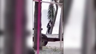 Đang buồn đi dạo bờ biển gặp phải đôi nam nữ này lại buồn hơn