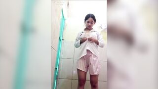 Mấy cháu khăn quàng đỏ sở thích show bím cho các bạn cùng lớp xem