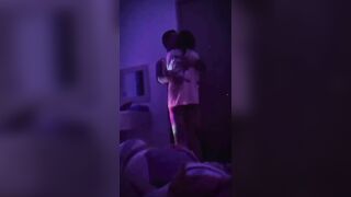 Đi chơi mà lỡ say giấc thì chả bị địt