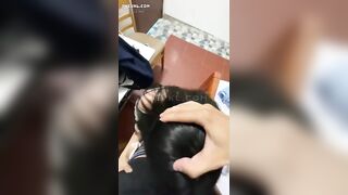 Vừa vào phòng chưa kịp làm gì anh đã dí cặc vào mồm em bắt bú rồi