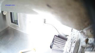 Quay lén toilet mấy em gái xinh đi đái