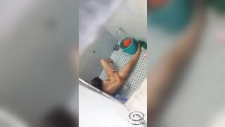 Quay lén chị dâu thủ dâm trong nhà tắm
