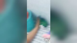 Quay lén chị dâu thủ dâm trong nhà tắm