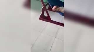 Sục khi mẹ hương ngủ rồi lén để cu lên tay